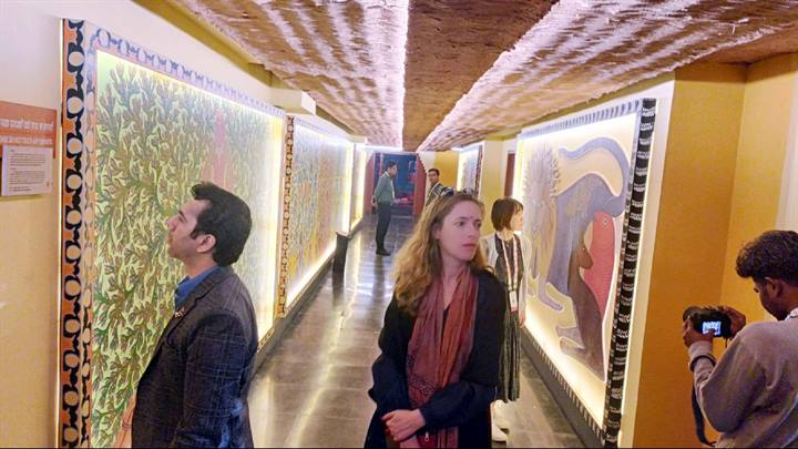 जी-20 की बैठक में आए विदेशी प्रतिनिधियों ने आदिवर्त को देखा